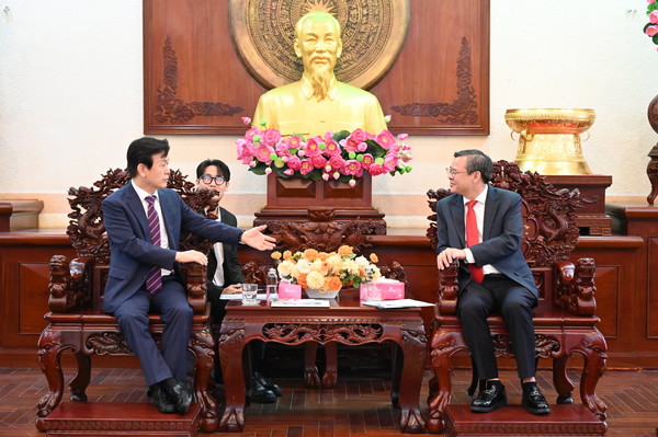 조규일 시장이 베트남 껀터시청에서 쯔엉칸뚜옌(Truong Canh Tuyen) 껀터 시장과 국제교류 협력 방안에 대해 논의하고 있다. /사진제공=진주시