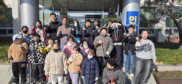플로깅 활동에 참여한 벽진초등학교 학생들 /사진제공=성주교육지원청