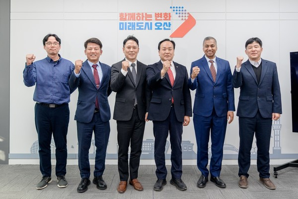 오흥식 오산상공회의소 회장(엘오티배큠 대표이사), 박광선 어플라이드 머티어리얼즈 코리아 대표, 이권재 오산시장, 사티시 쿠푸라오 어플라이드 머티어리얼즈 반도체 운영 총괄 부사장 등이 오산시청에서 열린 간담회 직후 기념촬영을 하고 있다. /사진제공=오산시