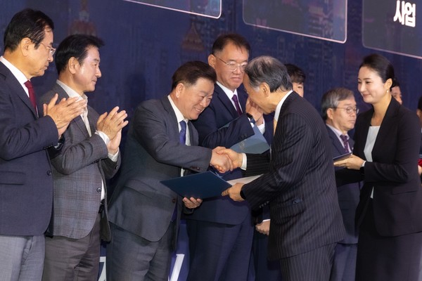 박승원 광명시장이 김충환 (사)한국공공자치연구원 이사장에게 ‘대한민국 100대 지역투자유망사업’ 인증서를 받고 있다. /사진제공=광명시