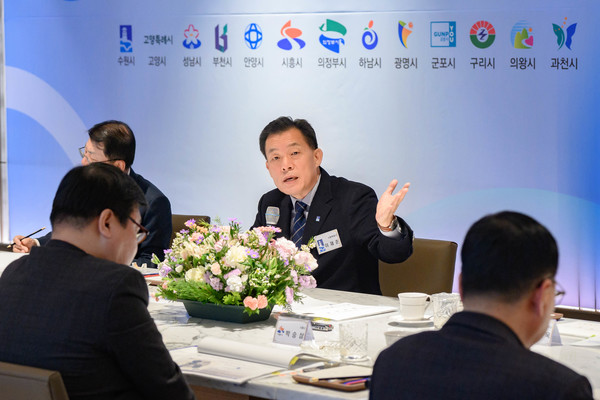 과밀억제권역 자치단체 공동대응협의회 정기회의에서 발언하는 이재준 시장 /사진제공=수원특례시