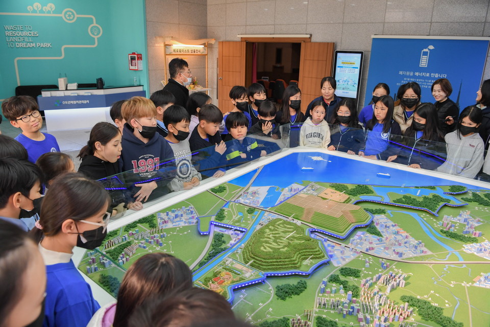 수도권매립지관리공사 홍보관에서 폐기물매립지에 대한 설명 듣는 재한몽골학교 학생들 /사진제공=수도권매립지관리공사