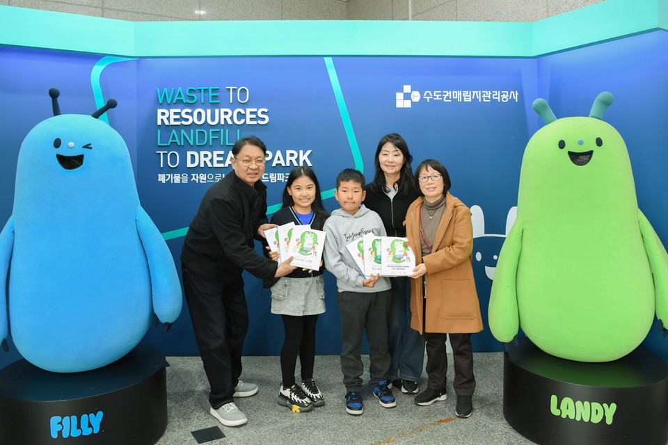 김상훈 수도권매립지관리공사 상생본부장과 재한몽골학교 학생, 교사가 환경교육도서 몽골어 번역본을 들고 기념촬영을 하고 있다. /사진제공=수도권매립지관리공사