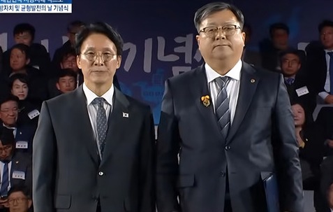 문경YMCA 김세영 사무총장이 김민석 국무총리로부터 대통령표창을 받고 기념촬영을 하고 있다. /사진캡처=KTV