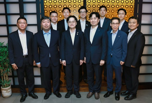 김정관 산업통상부 장관이 UAE 장관과 면담을 통해 원전·AI·에너지 분야 협력 고도화와 기업 진출 확대 방안을 논의하고, 현지 진출 한국 기업들과의 간담회를 개최했다. 사진은 현지 진출 한국 기업들과의 간담회 기념사진 /사진제공=산업통상부