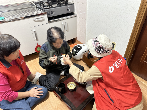 어르신과 함께 있는 돌봄봉사단 모습 /사진제공=영등포구