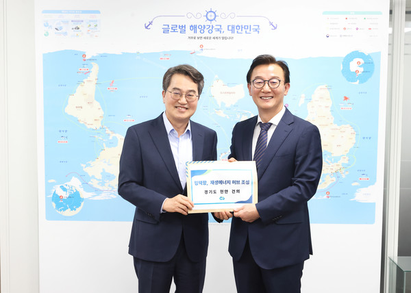 김동연 지사가 전재수 해양수산부 장관을 만나 유휴수면에 수상태양광 발전시설을 설치할 수 있도록 협력을 요청했다. /사진제공=경기도