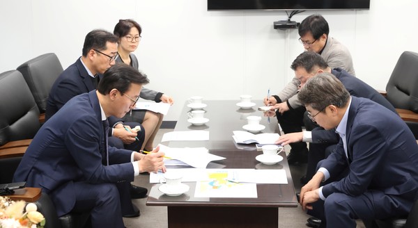 김동연 지사와 전재수 해양수산부 장관이 수상태양광 발전시설 설치 관련 내용을 살펴보고 있다.  /사진제공=경기도