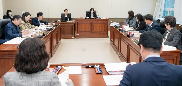 용인특례시의회 경제환경위원회(위원장 신현녀)는 행정사무감사 진행 /사진제공=용인특례시의회