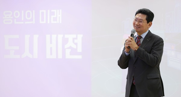 '용인특례시 핵심리더과정'에 특별 강연을 하는 이상일 시장 /사진제공=용인특례시