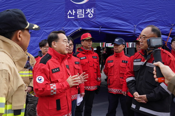 김인호 산림청장이 23일 강원특별자치도 양양군 서면 산불피해 현장을 찾아 점검하고 있다. /사진제공=산림청
