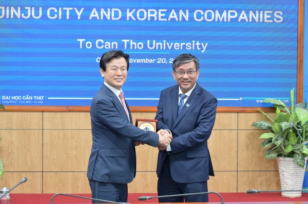 조규일 진주시장이 베트남 껀터시 국립종합대학교인 껀터대학교를 방문해 트란 트룽 틴(Tran Trung Tinh) 총장을 만났다. /사진제공=진주시