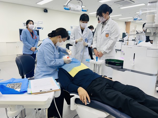 독립유공자 유족에게 구강건강 서비스를 제공하는 부천대 치위생학과 /사진제공=부천시