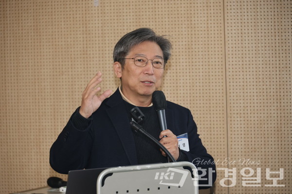 이대형 휴마스터 대표는 '잠열 중심 히트펌프 기술'을 주제로 기존 공조 방식의 한계를 지적하는 한편, 휴마스터가 개발한 데시컨트 기반 공조기술에 대해 소개했다. /사진=박준영 기자