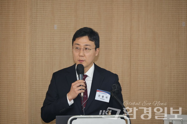 전용석 교수는 공동주택 난방의 전기화가 큰 절감 효과를 낸다고 설명하며 ASHP·ASHP-VI의 에너지·비용 우위를 제시했고, 이상욱 교수는 데시컨트 하이브리드 제습냉방 기술이 ZEB의 잠열 문제를 해결하는 핵심 대안이라고 밝혔다. /사진=박준영 기자