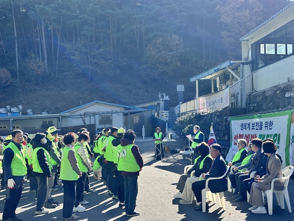 생태계 보전과 산불예방 캠페인 실시한 단체 회원들  /사진제공=경산시