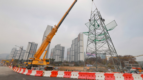 과천지식정보타운 송전탑 철거 본격화 진행 /사진제공=과천시