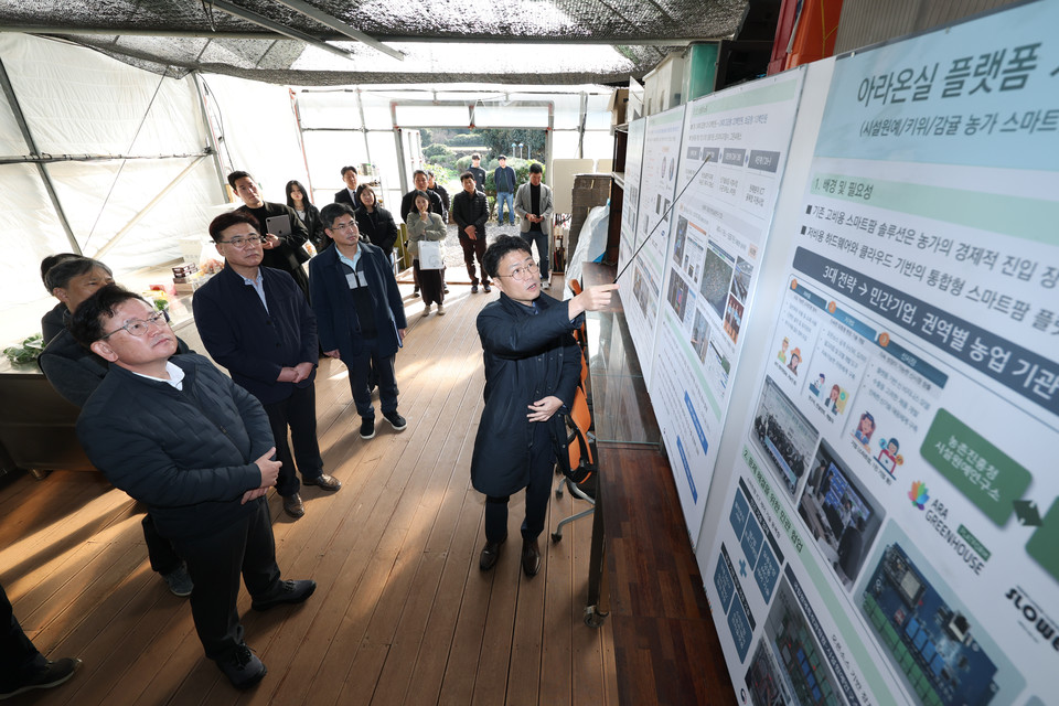 이승돈 농촌진흥청장은 21일 제주시 구좌읍 아라온실 플랫폼 실증 농장을 찾아 현황을 점검했다. /사진제공=농촌진흥청