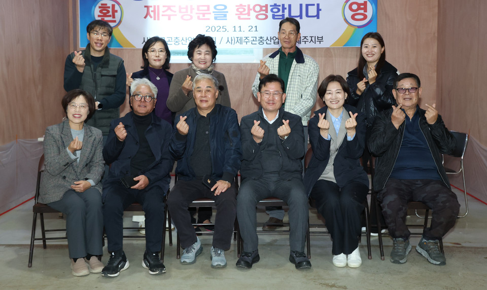 이승돈 농촌진흥청장은 21일 제주시 조천읍 산업곤충 농장을 찾아 곤충산업 활성화 방안을 논의했다. /사진제공=농촌진흥청