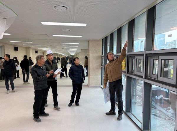 안양시가 사용자 및 전문가 등과 함께 부흥동 행정복지센터 공사 현장 예비준공검사를 실시했다. /사진제공=안양시