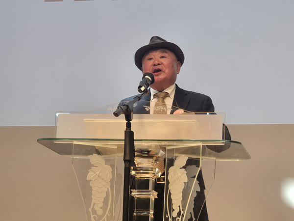 문경새재문학회 소속 농우 윤원영 작가가  지난 22일 문경시민교회 비전관에서 가진 자서전 에세이 출판 기념회에서 인삿말을 하고있다./사진=김영동기자