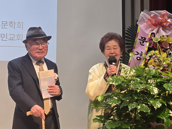 윤 작가의 부인인 남선자 여사가 감사 인사를 전하고 있다. /사진=김영동 기자