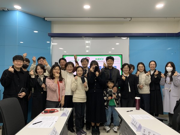 지난 21일 개최된 제13회 자원순환학교 우수학교 시상식 및 평가회에서 참석자들이 기념촬영을 하고 있다. /사진제공=자원순환사회연대