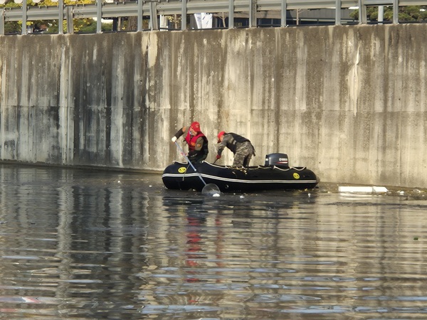 토산지 일대 환경정화활동을 펼친 해병 진량전우회 회원들 /사진제공=경산시