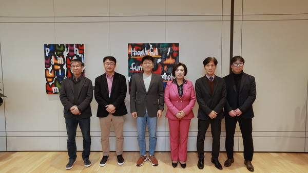 신계용 과천시장(좌측부터 네번째)과 시 관계자들이 LG에너지솔루션 본사를 방문해 LG엔솔 관계자와 기념사진을 찍고 있다. /사진제공=과천시