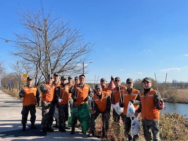 해군 제2함대 2훈련전대 해상훈련대 안성천 정화 활동 단체 사진. /사진제공=평택시