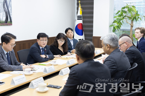 김성환 기후에너지환경부장관이 25일 서울 서초구 한강홍수통제소에서 덴마크 풍력터빈사 베스타스 CEO 헨릭 안데르센(Henrik Andersen)를 만나 국내·외 해상풍력 동향에 대해 논의하고 있다. /사진제공=기후부