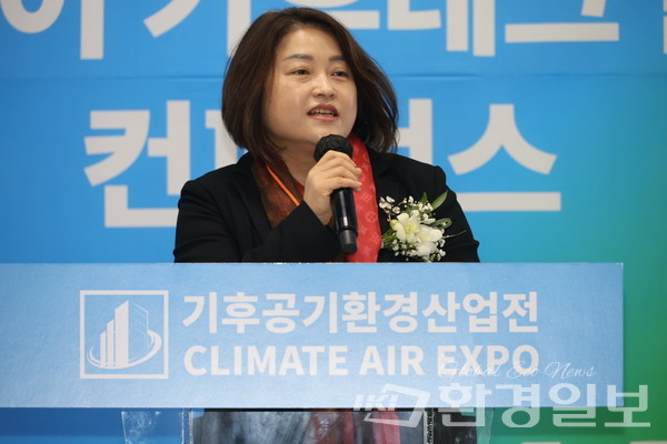 이미화 환경일보 발행인은 개회사에서 2050 탄소중립 목표 달성을 위해선 정책, 금융, 산업, 시민의 참여가 연결되는 접근이 필요하다며 오늘 이자리가 그 출발점이 되길 바란다 밝혔다. /사진=박준영 기자