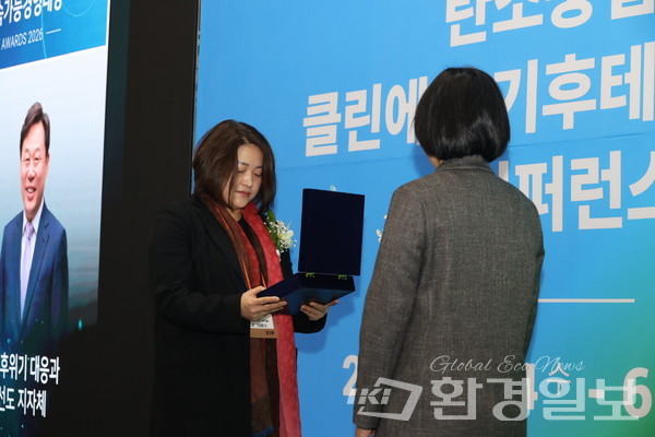 이미화 환경일보 발행인이 수상자에게 상패를 전달하고 있다. /사진=박준영 기자