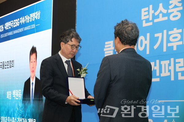 황용우 한국환경경영학회 회장이 수상자에게 상패를 전달하고 있다. /사진=박준영 기자