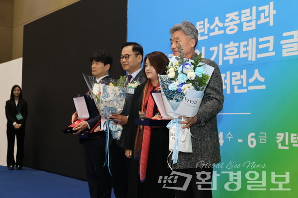 이미화 환경일보 발행인이 수상자들과 기념촬영을 하고 있다. /사진=박준영 기자