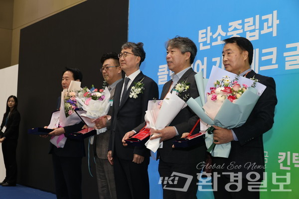 황용우 한국환경경영학회 회장이 수상자들과 기념촬영을 하고 있다. /사진=박준영 기자